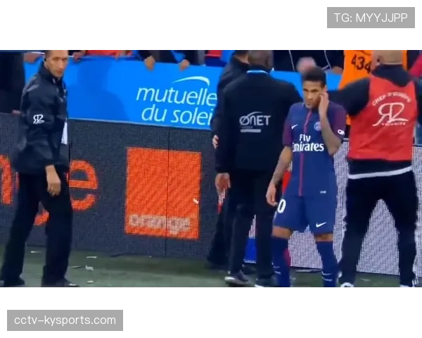 塞维利亚德比突发状况,极端球迷投掷杂物导致比赛中断五分钟 塞维利亚德比突发状况,极端球迷投掷杂物导致比赛中断五分钟